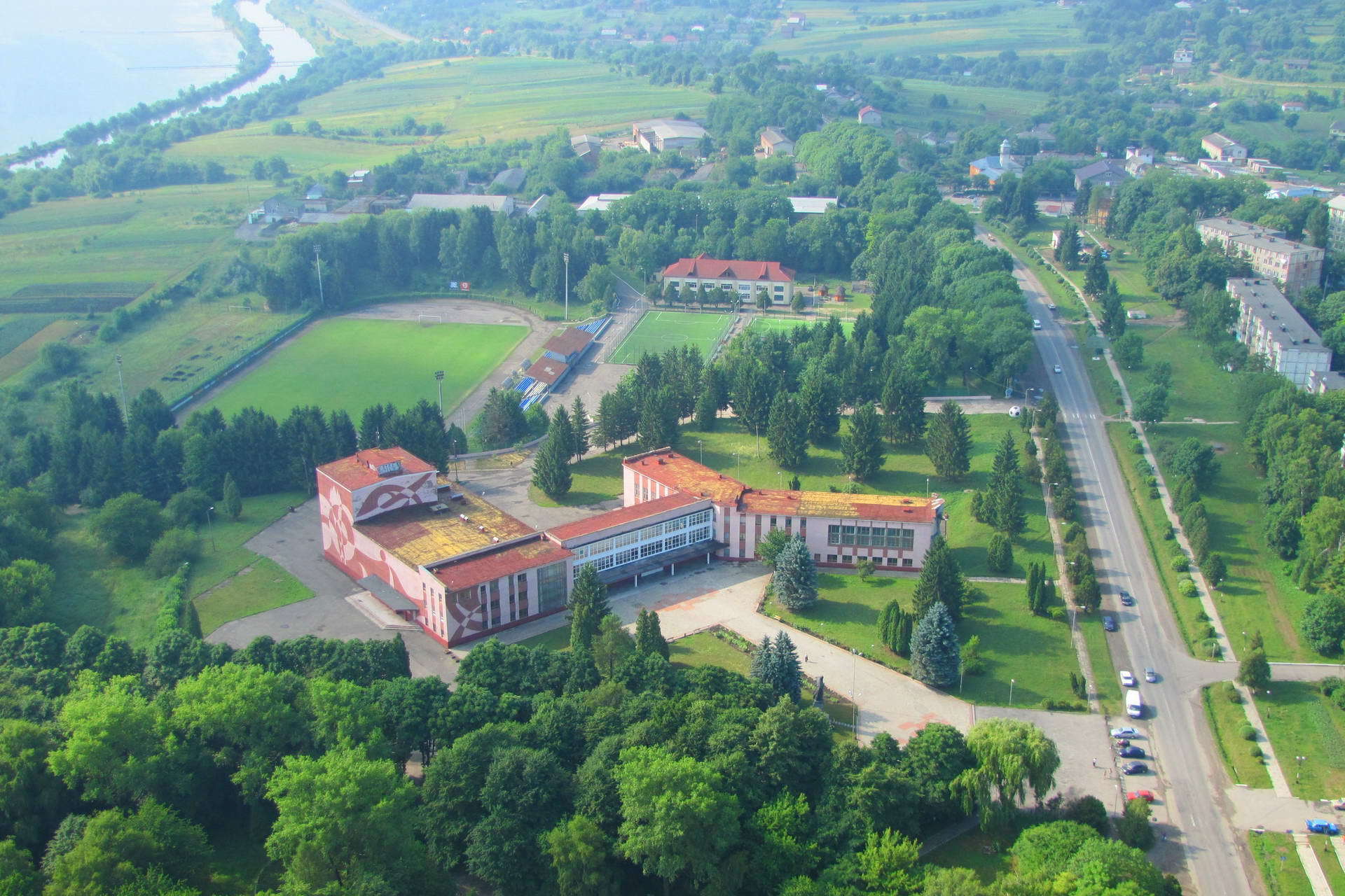 Палац культури Прометей в Бурштині з висоти пташиного польоту