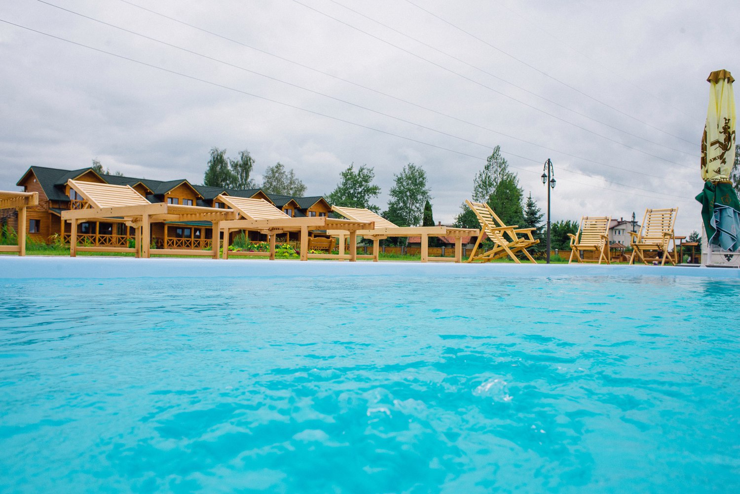 Готель Зарічна Дрогобич басейн з лежаками