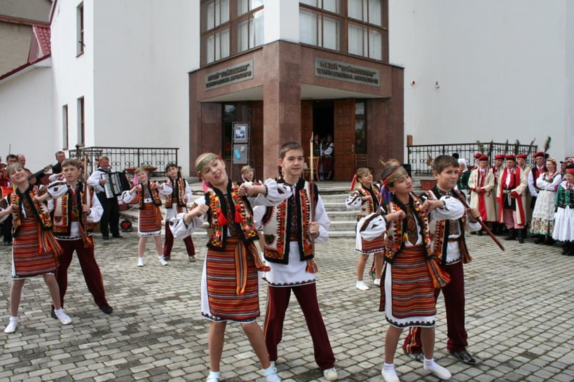 Концерт танцювального колективу біля музею Бойківщина в Долині