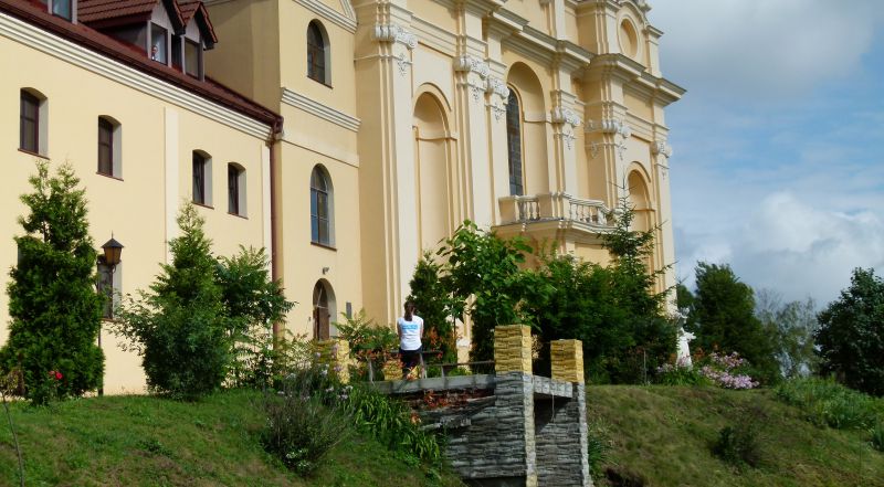 Костел кармелітів і монастир в селищі Більшівці