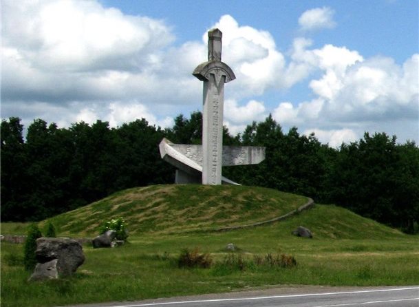 Памятник-символ Меч і Рало на Крилоській горі біля села Крилос