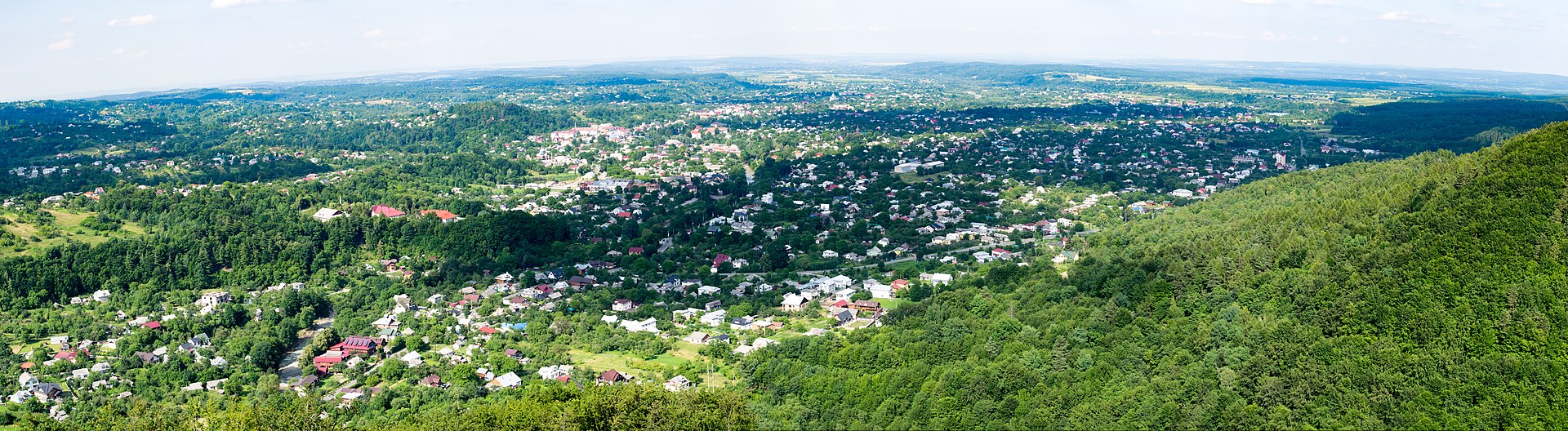 Панорамний вид міста Косів з оглядового майданчика на горі Острий висотою 584 м