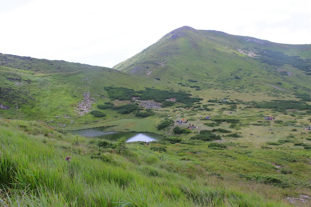 Чорногірський хребет і озеро Несамовите