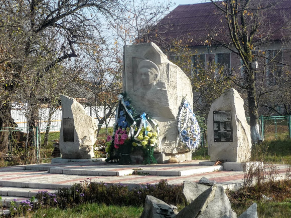 Памятник відомому уродженцю села Тяпче Миколі Корпану