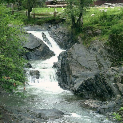 Каскадний водоспад «Сучавський Гук»