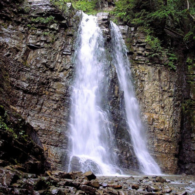 Манявський водоспад висотою майже 20 метрів