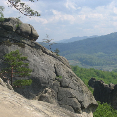 Скелі Довбуша в селі Бубнище