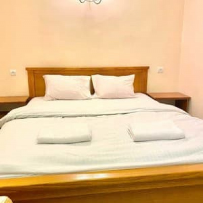 Oberig біля готелю Жорж в центрі, вул. Руданського 3